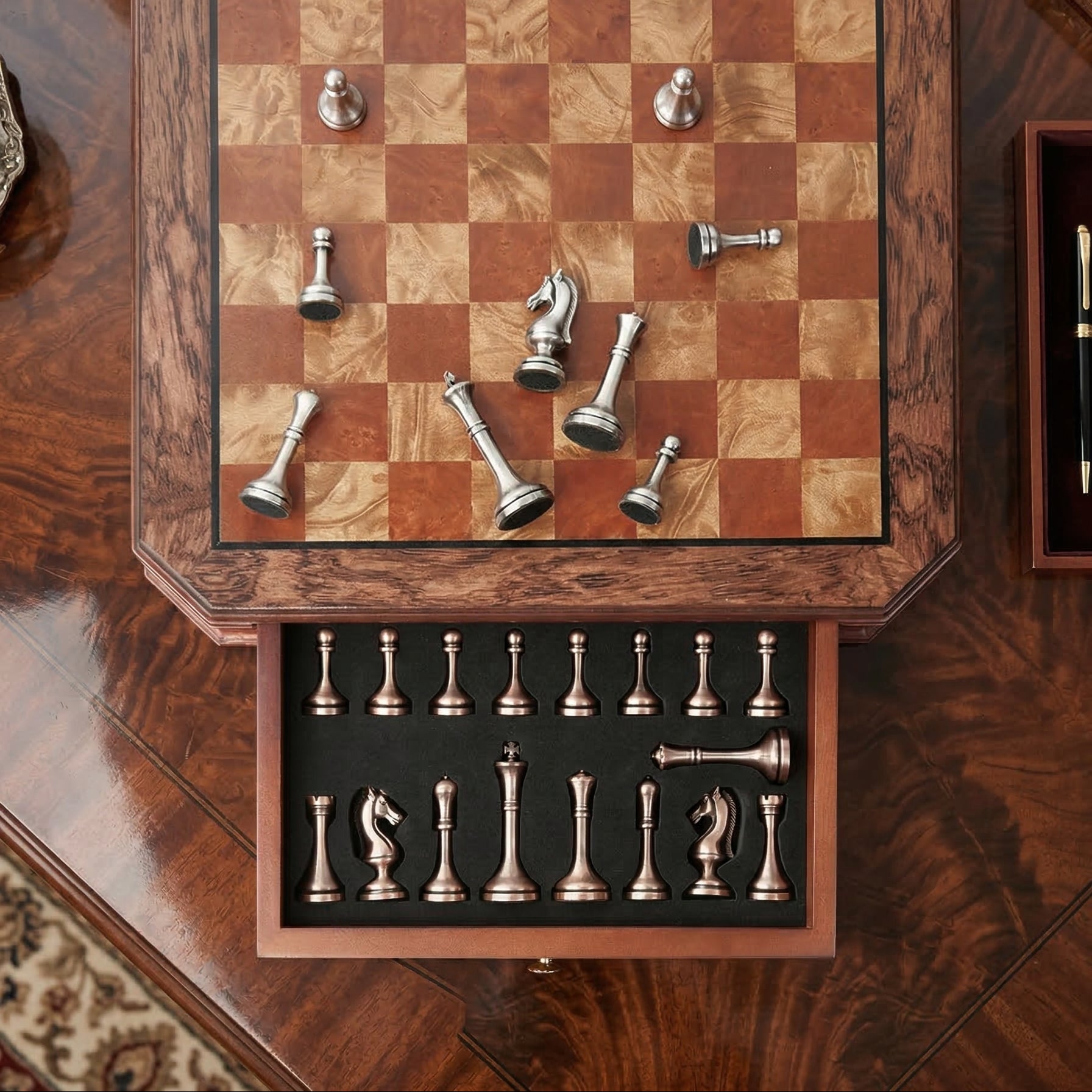 Jeu d'échecs tiroirs en bois d'Acajou et pièces en métal vieilli