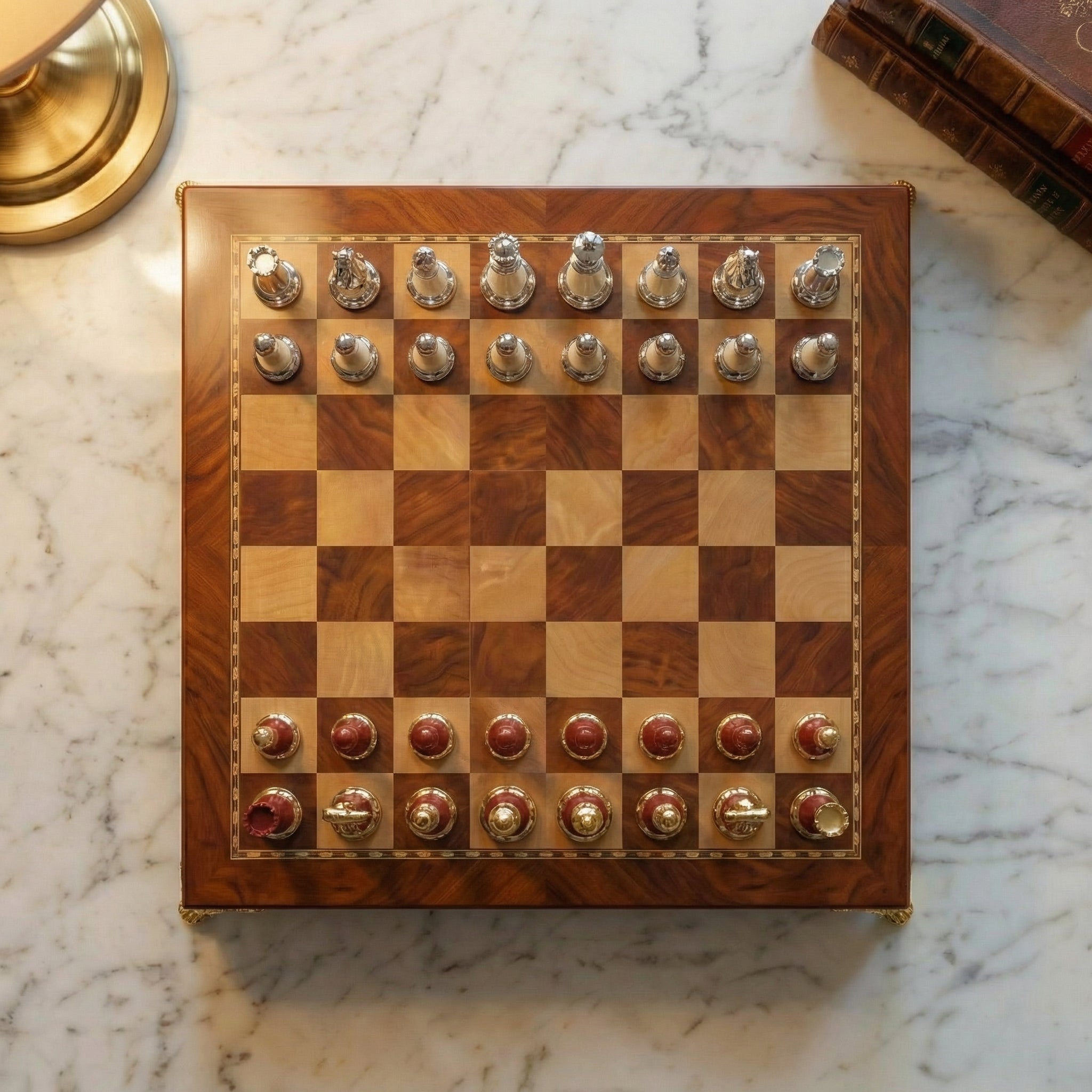 Jeu d'échecs en bois d'ébène avec rangement sous plateau